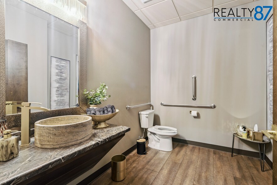 More Photos Of 2931 7th Ave, Marion General Retail For Lease