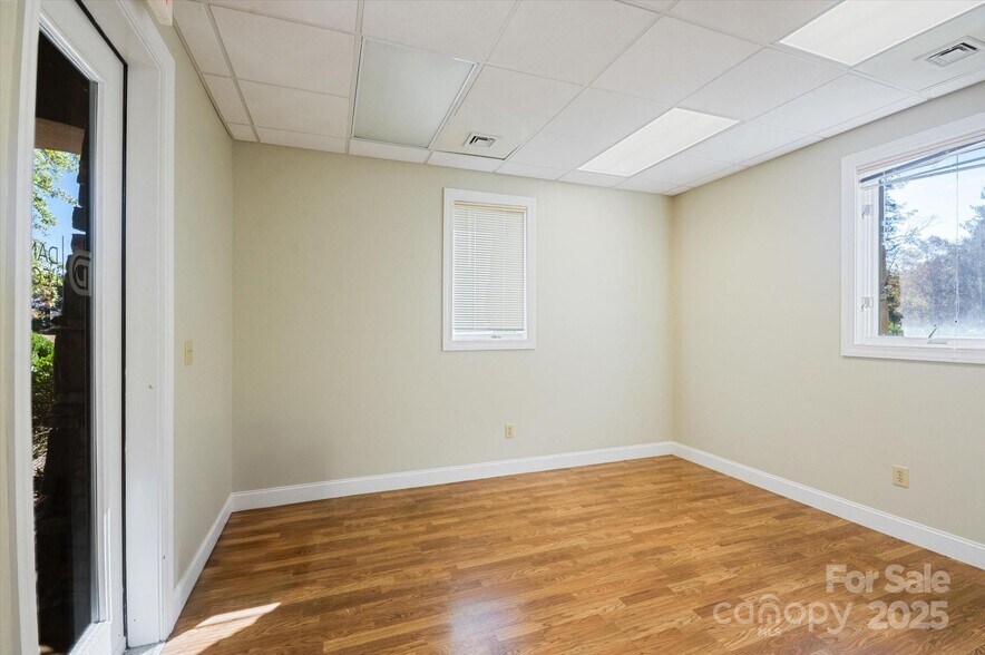 More Photos Of 5 Park Pl W, Brevard Medical For Sale