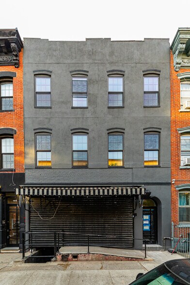Primary Photo Of 197 Meserole St, Brooklyn Restaurant For Lease
