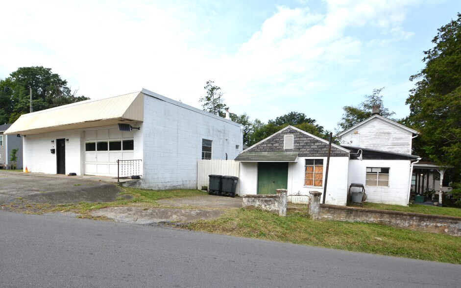 More Photos Of 709 E Jackson Ave, Vinton Specialty For Sale