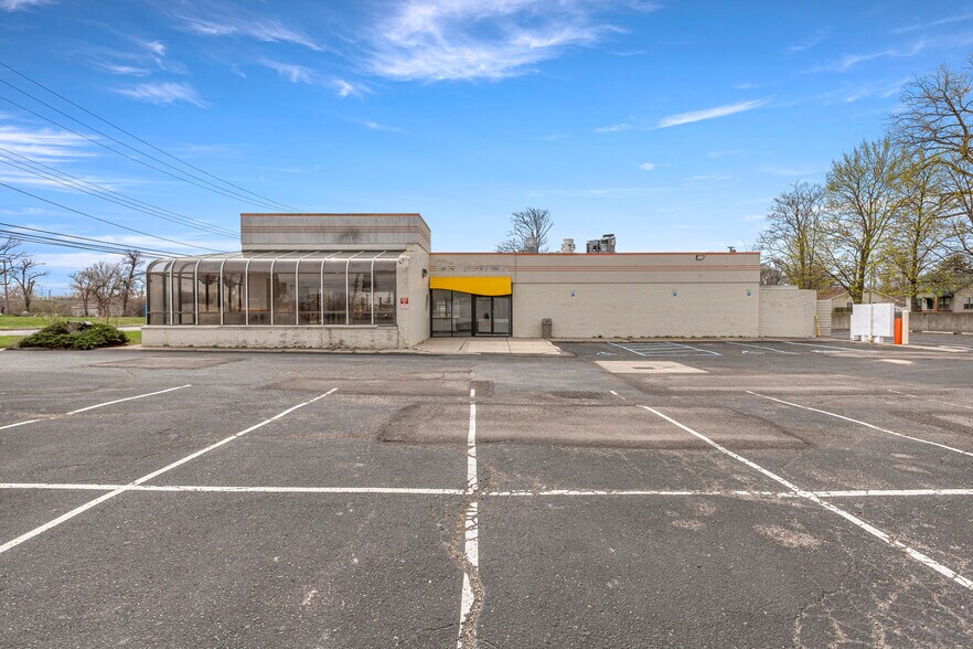 More Photos Of 15839 Telegraph Rd, Redford Township Fast Food For Lease