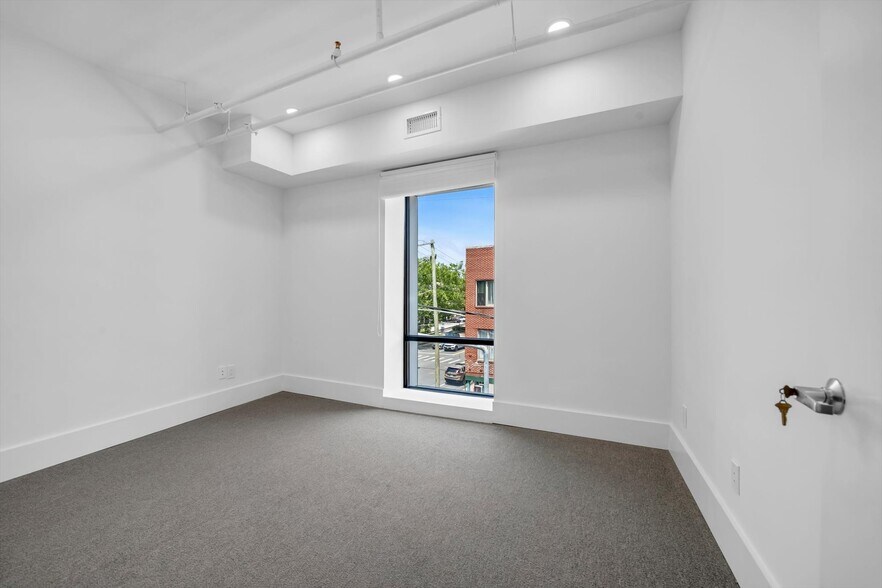 More Photos Of 705 Middle Neck Rd, Great Neck Coworking Space