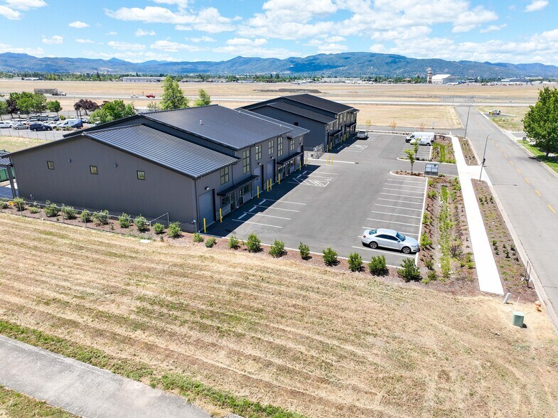More Photos Of 2016 Commerce, Medford Showroom For Lease