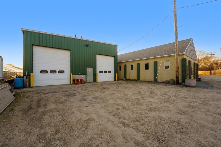 More Photos Of 267 Huttleston Ave, Fairhaven Freestanding For Sale
