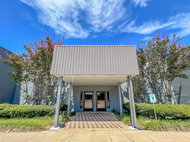 Primary Photo Of 108 Commercial Cir, Conroe Office Residential For Lease