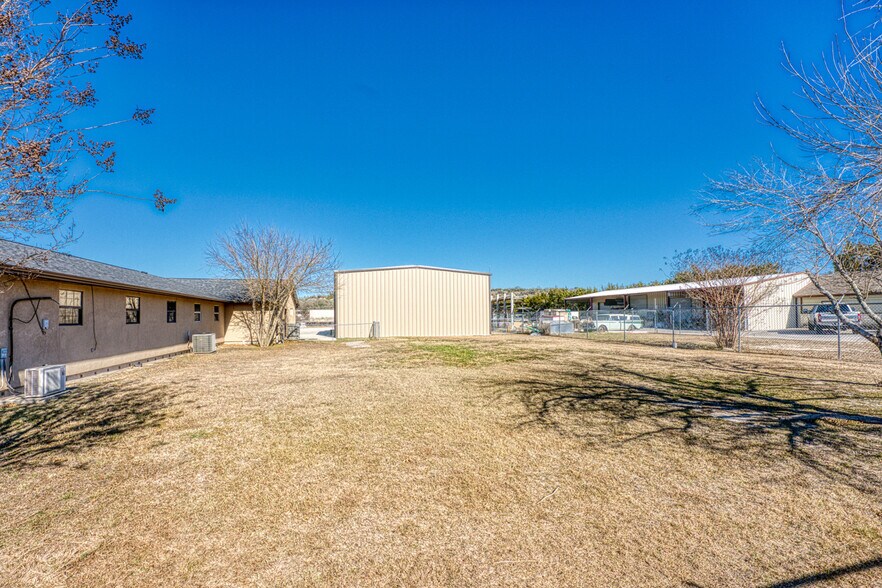 More Photos Of 320 Southland Dr, Burnet Office For Sale