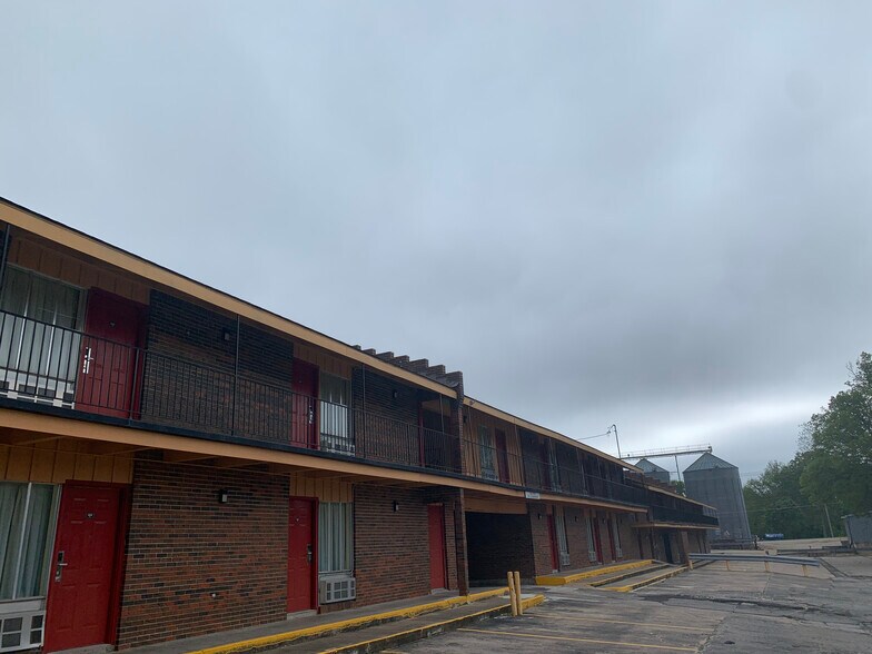 More Photos Of 14 N State St, Iola Hotel For Sale