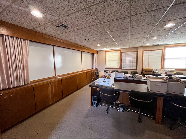 More Photos Of 6631 E Kellogg Dr, Wichita Office For Sale