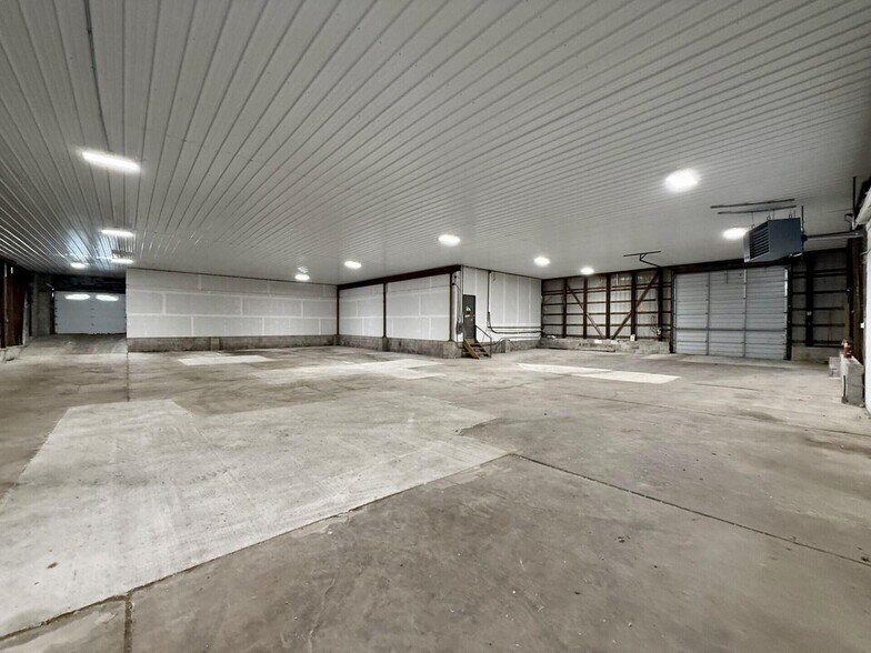 More Photos Of 13501 Morse St, Cedar Lake Industrial For Lease