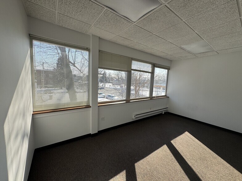 More Photos Of 240 Plandome Rd, Manhasset Office For Lease