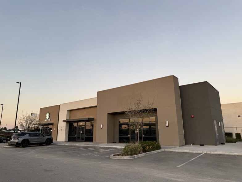 Primary Photo Of 3925 Rosedale Hwy, Bakersfield General Retail For Lease