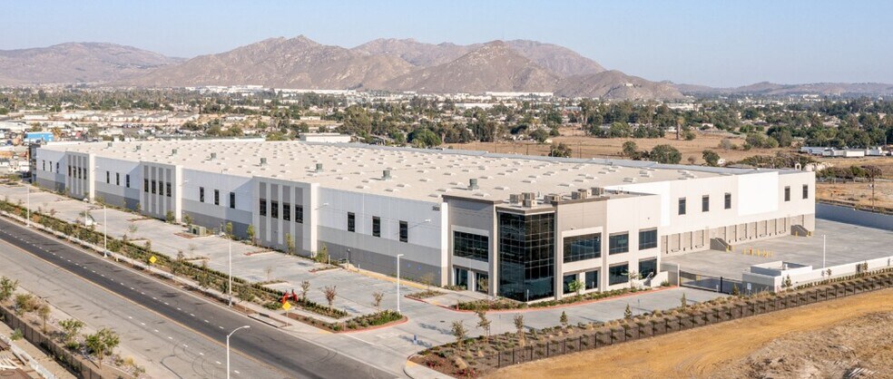 More Photos Of 3650 Center St, Riverside Distribution For Lease