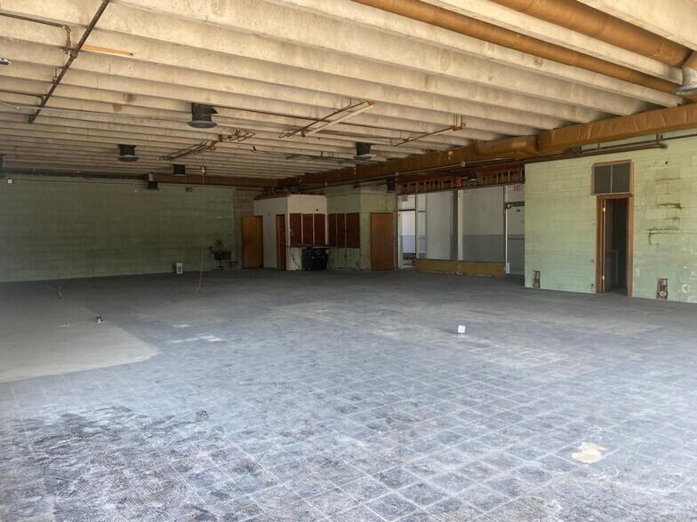 More Photos Of 9046 31st St, Brookfield Storefront Retail Office For Lease
