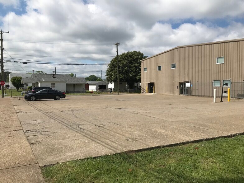 More Photos Of 555 29th St W, Charleston Service For Lease