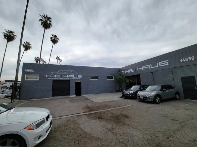 Primary Photo Of 14855 Bessemer St, Van Nuys Service For Lease