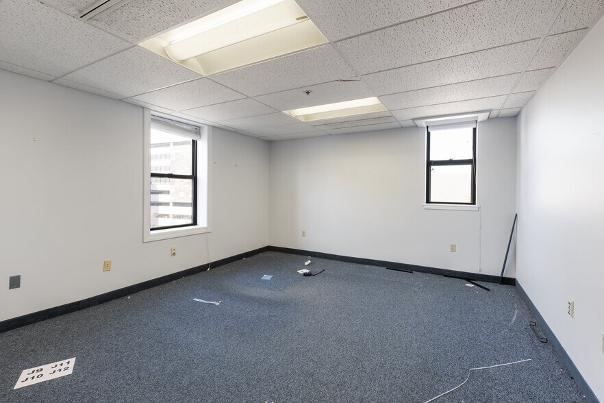 More Photos Of 19-25 Main St, Hartford Office Residential For Sale