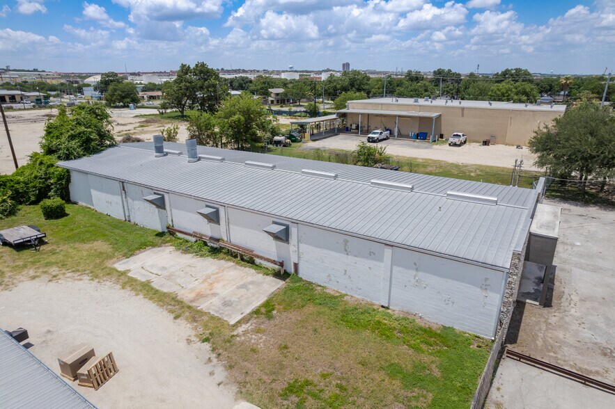 More Photos Of 1111 Paulsun St, San Antonio Light Manufacturing For Lease