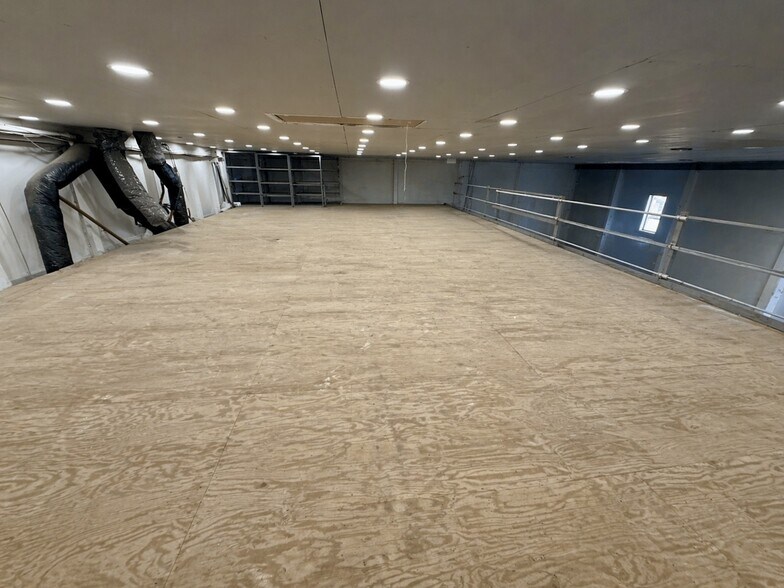 More Photos Of 10139 Kaw Dr, Edwardsville Warehouse For Lease