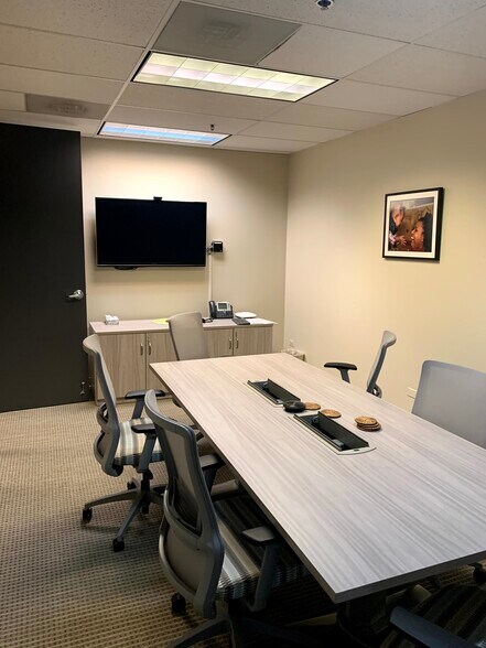 More Photos Of 6200-6250 Capitol Dr, Wheeling Flex For Lease
