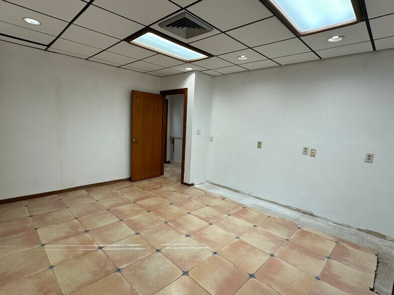 More Photos Of 7800 W Oakland Park Blvd, Sunrise Medical For Lease