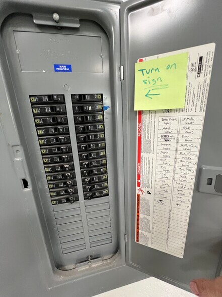 More Photos Of 3435 30th Ave N, Saint Petersburg Freestanding For Lease