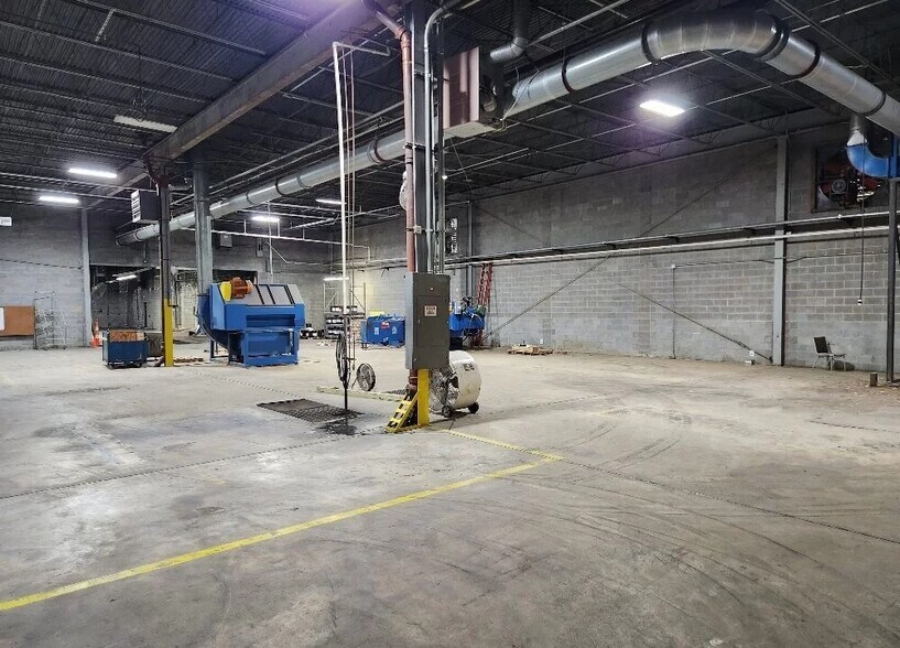 More Photos Of 10901 Carpet St, Charlotte Warehouse For Lease