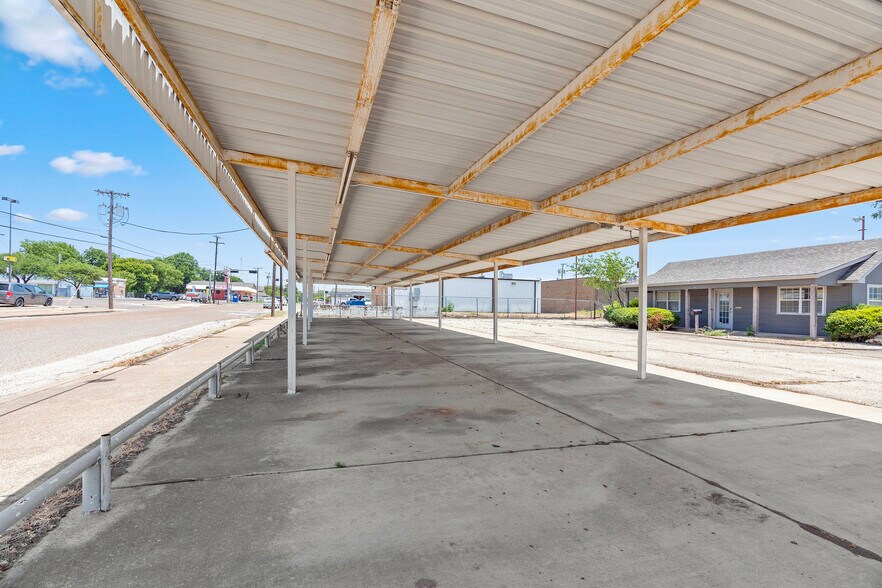 More Photos Of 105 W Walnut St, Hillsboro Flex For Sale