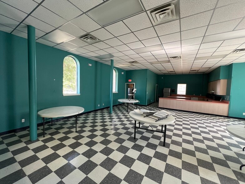 More Photos Of 204 N Alamo Blvd, Marshall Flex For Sale