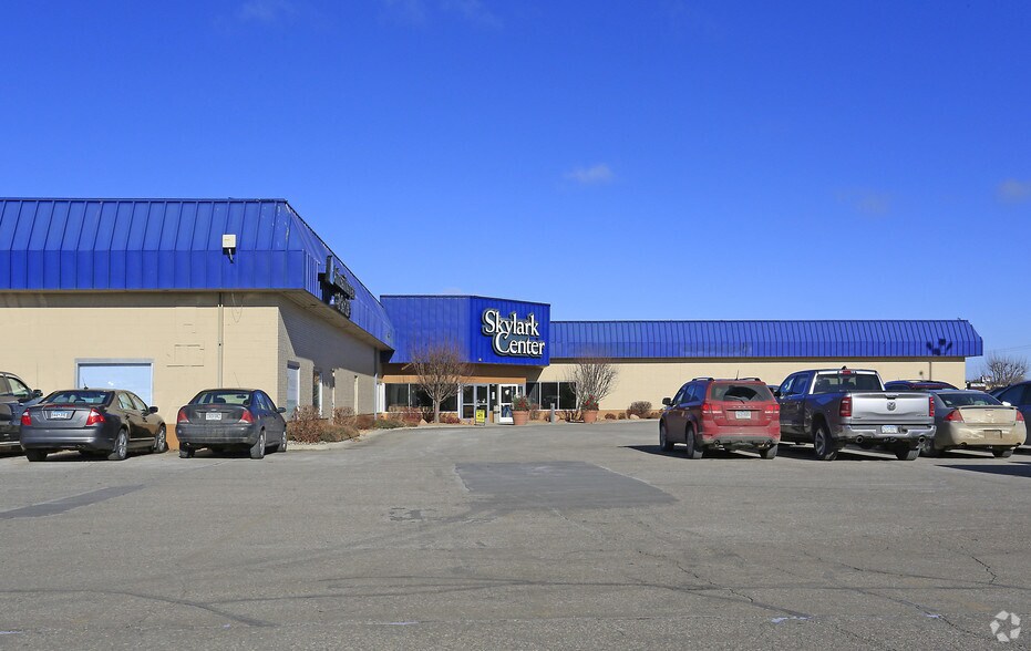 More Photos Of 1604 1st St S, Willmar Storefront For Sale