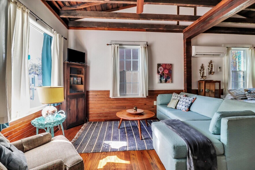 More Photos Of 8 E 41st St, Savannah Storefront Retail Residential For Sale