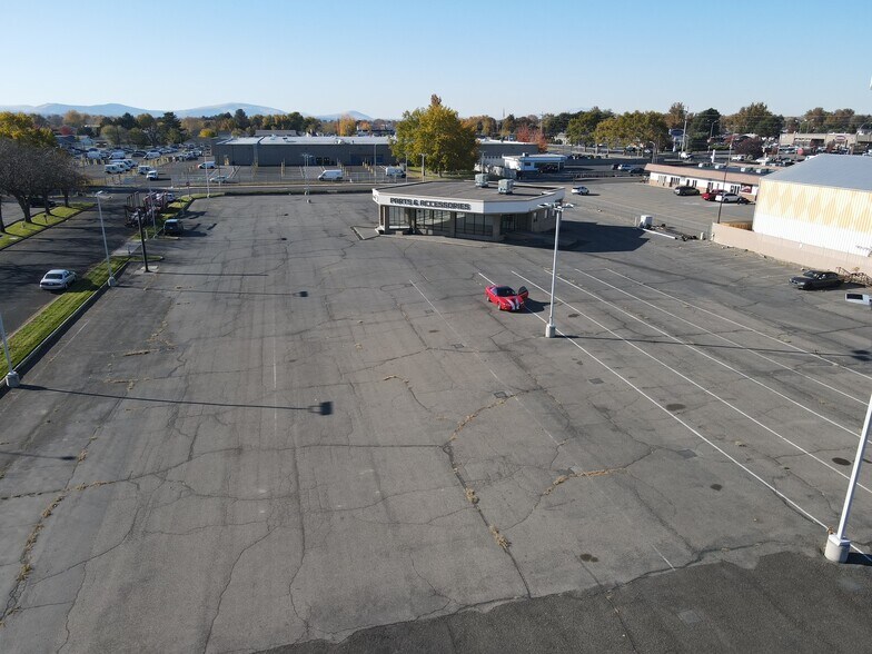 More Photos Of 3305 W Marie St, Pasco Auto Dealership For Sale