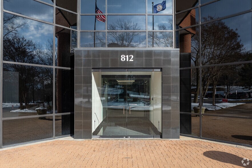 More Photos Of 812 Moorefield Park Dr, Richmond Office For Lease