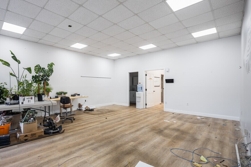 More Photos Of 385 Sheffield Ave, West Babylon Flex For Lease