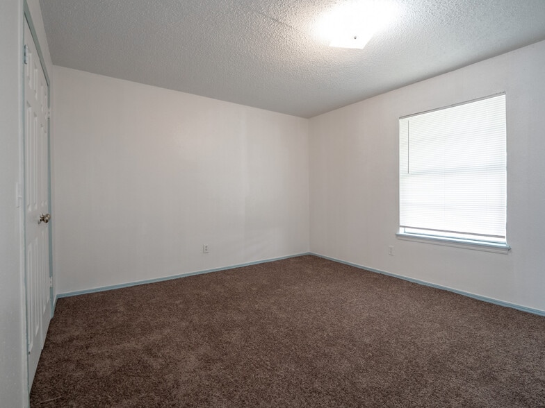 More Photos Of 5924 NW 10th St, Oklahoma City Apartments For Sale