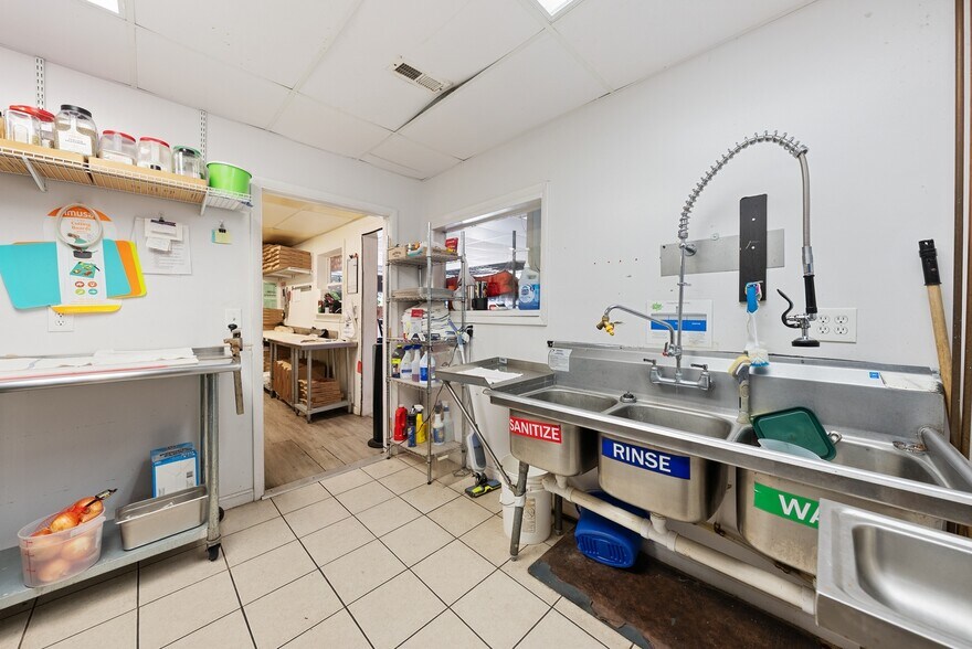 More Photos Of 7697 E Harbor Rd, Lakeside Marblehead Convenience Store For Sale