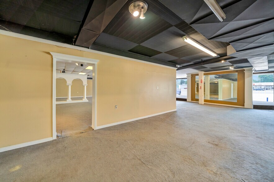 More Photos Of 10509 Dixie Hwy, Louisville Freestanding For Lease