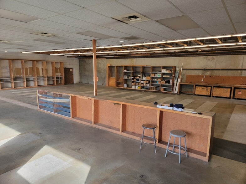 More Photos Of 532 Oregon Way, Longview Auto Repair For Lease