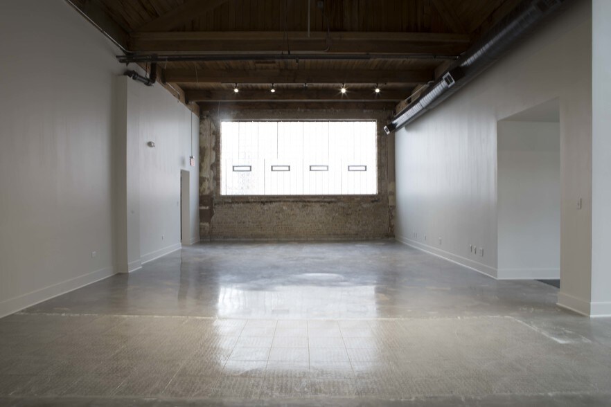 More Photos Of 309-319 N Justine St, Chicago Showroom For Lease