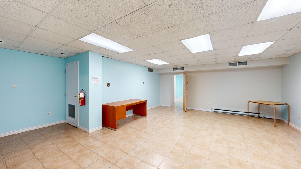 More Photos Of 2001 Rue Price, Saguenay Office Residential For Lease