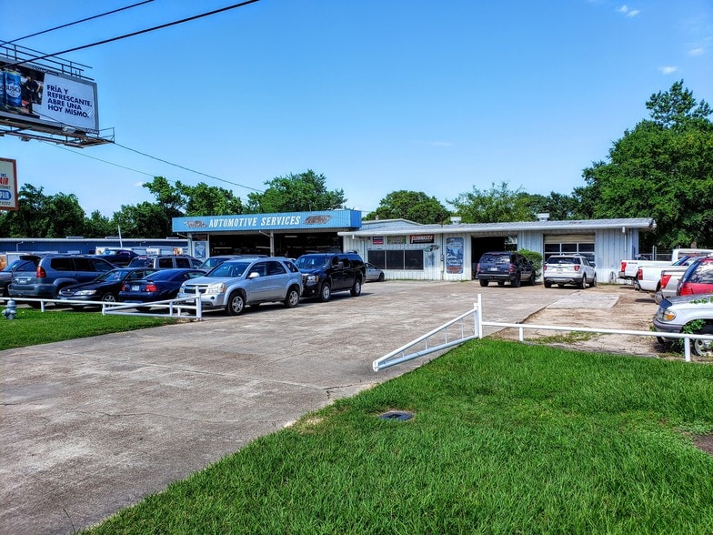 More Photos Of 2214 N Frazier St, Conroe Auto Repair For Sale
