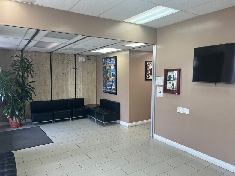 More Photos Of 1660-1670 Wilshire Blvd, Los Angeles Office For Sale