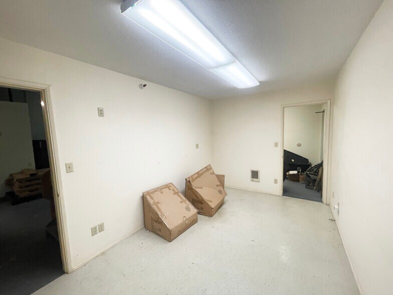 More Photos Of 1000 Bertelsen Rd, Eugene Warehouse For Sale