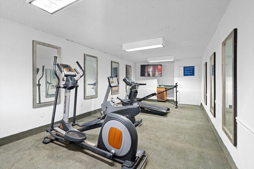 More Photos Of 510 Lane Ave S, Jacksonville Hotel For Sale