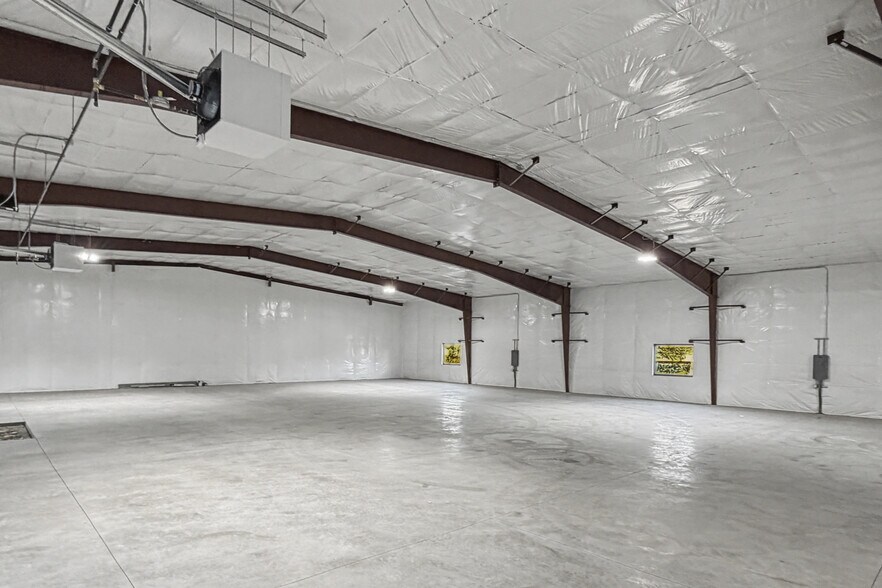 More Photos Of 385 NW 43rd Pl, Des Moines Industrial For Lease