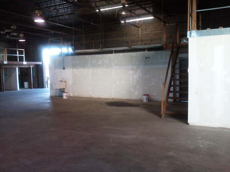 More Photos Of 75 Cabot St, West Babylon Warehouse For Lease