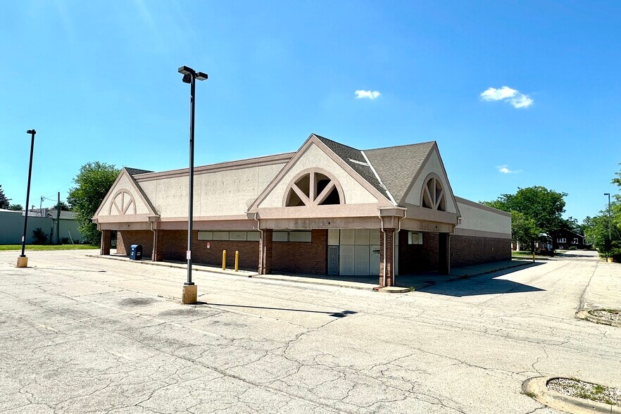 More Photos Of 2515 N Knoxville Ave, Peoria Drugstore For Lease