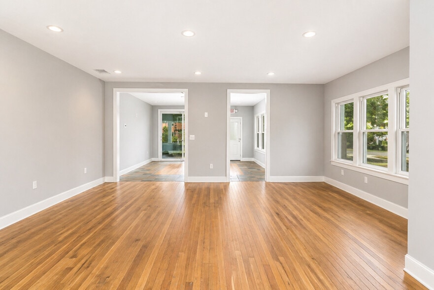 More Photos Of 105 S Zang Blvd, Dallas Office For Sale