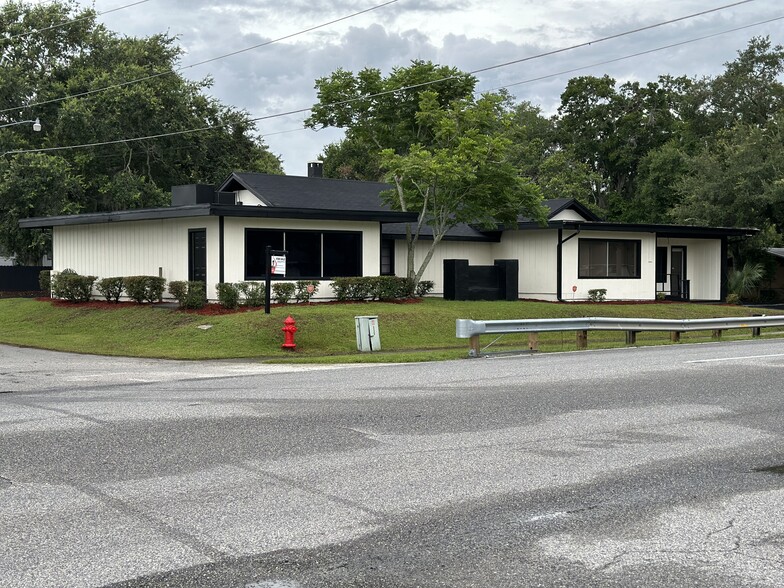 Primary Photo Of 1501 Griffin Rd, Leesburg Medical For Sale