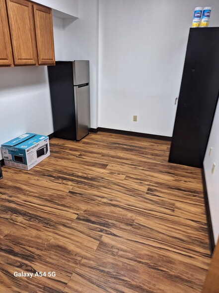 More Photos Of 5211 Oster Rd, Sheffield Village Truck Terminal For Lease