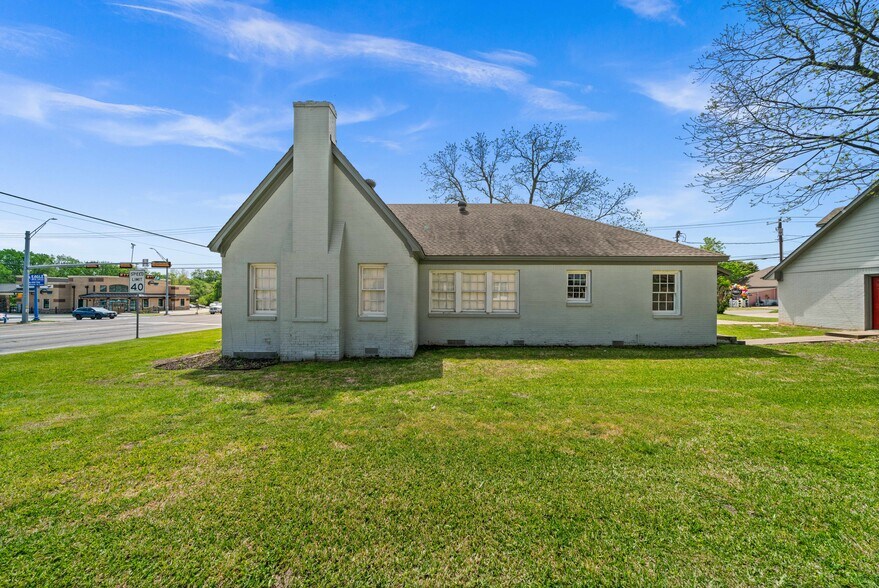 More Photos Of 209 S Main St, Lindale Loft Creative Space For Sale